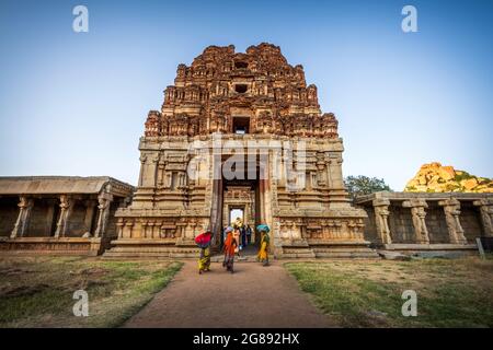 Hampi, Karnataka, Indien - 15. Januar 2020 : der Blick auf den alten Achyutaraya Tempel. Eine Gruppe von Ruinen Monumente in Hampi war das Zentrum des Hindu Vij