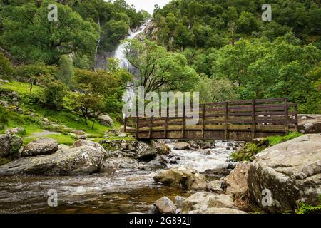 Die Holzbrücke bei aber Falls, Nordwales Stockfoto