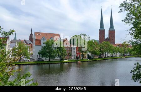 Uferlandschaft an der Obertrave in Lübeck, einer norddeutschen Stadt Stockfoto