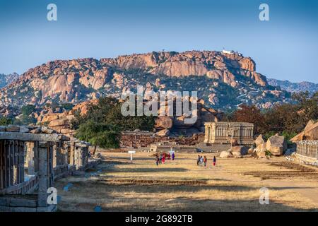 Hampi, Karnataka, Indien - 13. Januar 2020 : Ruinen der alten Zivilisation des Vijayanagara-Imperium in Hampi wunderschöne Aussicht auf die beeindruckenden Ruinen von Hampi. Hamp Stockfoto