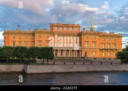 Blick auf das alte Mikhailovsky (Engineering) Schloss an einem sonnigen Juniabend. Sankt Petersburg, Russland Stockfoto