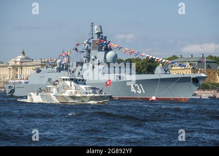 ST. PETERSBURG, RUSSLAND - 25. JULI 2019: Anti-Sabotageboot vom Typ Grachonok und Wachschiff (Fregatte) 'Admiral der Flotte Kasatonov' auf der nava Stockfoto