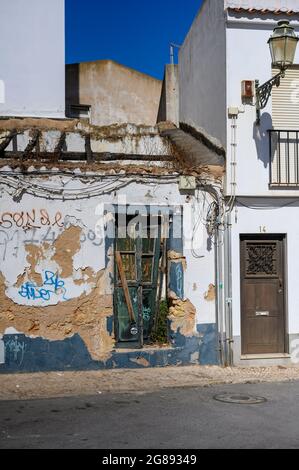 Ein altes unbewohntes Haus, das kurz vor dem Abriss mit Graffiti geschmückt war. Stockfoto