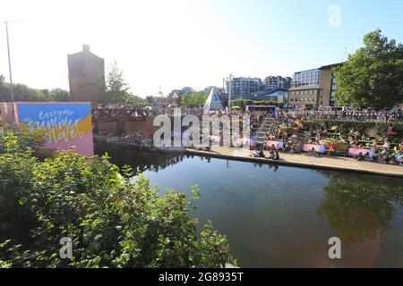 Das beliebte Everyman Summer Love Free Filmfestival am Ufer des Regents Canal am Granary Square, Kings Cross, London, Großbritannien Stockfoto