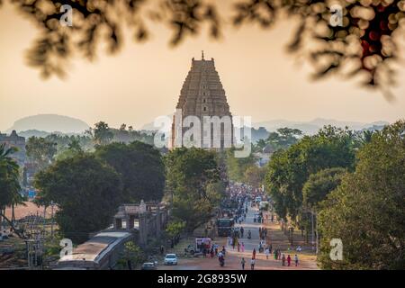 Hampi, Karnataka, Indien - Januar 12, 2020 : atemberaubende Aussicht auf Sree Virupaksha Tempel, in den Ruinen der alten Stadt Vijayanagar in Hampi gelegen, ist es Stockfoto