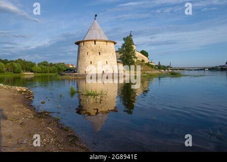 Der fette Turm des Pskow-Kremls im Stadtbild an einem Julitag. Pskow, Russland Stockfoto