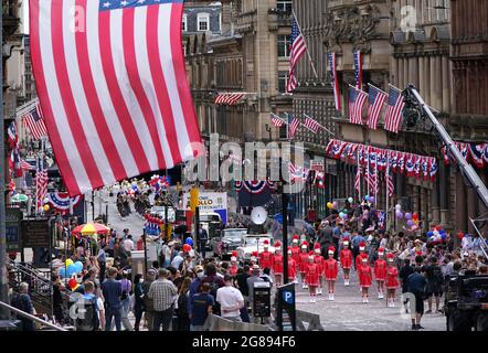 Während der Dreharbeiten für den vermutlich neuen Indiana Jones 5-Film mit Harrison Ford wird auf der St. Vincent Street im Stadtzentrum von Glasgow eine Parade-Szene gedreht. Bilddatum: Sonntag, 18. Juli 2021. Stockfoto