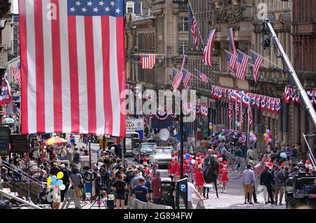 Während der Dreharbeiten für den vermutlich neuen Indiana Jones 5-Film mit Harrison Ford wird auf der St. Vincent Street im Stadtzentrum von Glasgow eine Parade-Szene gedreht. Bilddatum: Sonntag, 18. Juli 2021. Stockfoto