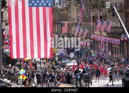 Während der Dreharbeiten für den vermutlich neuen Indiana Jones 5-Film mit Harrison Ford wird auf der St. Vincent Street im Stadtzentrum von Glasgow eine Parade-Szene gedreht. Bilddatum: Sonntag, 18. Juli 2021. Stockfoto