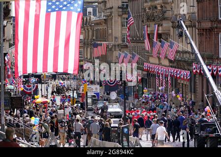 Während der Dreharbeiten für den vermutlich neuen Indiana Jones 5-Film mit Harrison Ford wird auf der St. Vincent Street im Stadtzentrum von Glasgow eine Parade-Szene gedreht. Bilddatum: Sonntag, 18. Juli 2021. Stockfoto