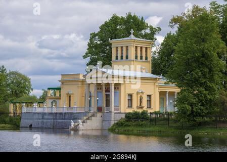 PETRODWOREZ, RUSSLAND - 29. MAI 2021: Das Gebäude des alten Zarizyn-Pavillons am Teich Olgin an einem bewölkten Maitag aus nächster Nähe. Peterhof Stockfoto