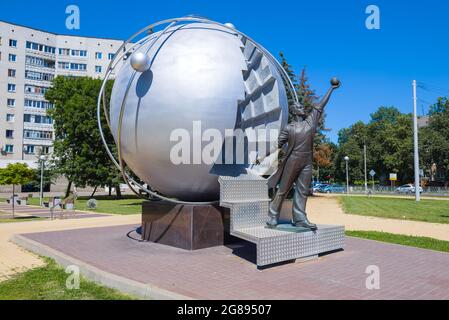 OBNINSK, RUSSLAND - 07. JULI 2021: Denkmal für die Pioniere der Atomkraft an einem sonnigen Julitag Stockfoto