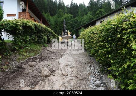 18. Juli 2021, Bayern, Schönau: Ein Bagger wird bei Stürmen und Überschwemmungen im bayerischen Berchtesgadener Land gesehen. Foto: Felix Hörhager/dpa Stockfoto