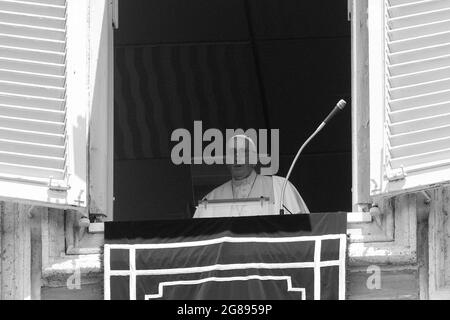 Rom, Italien. Juli 2021. 18. Juli 2021: Papst Franziskus leitet das Angelusgebet aus seinem Fenster im Vatikan nach einer Darmchirurgie im Vatikan Credit: Independent Photo Agency/Alamy Live News Stockfoto