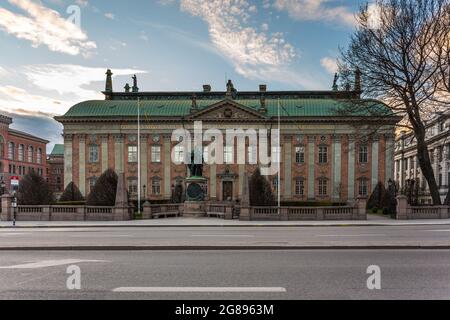 Stockholm, Schweden - 18. April 2016: Riddarhuset, das Adelshaus, südlicher Teil, mit Statue von Gustaf Eriksson Vasa. Stockfoto