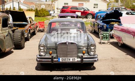 Das Vorderrad eines Mercedes-Benz von 1965 Stockfoto