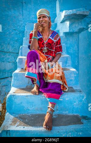 Hampi, Karnataka, Indien - 14. Januar 2020 : Porträt einer südindischen Frau in traditioneller Kleidung. Stockfoto