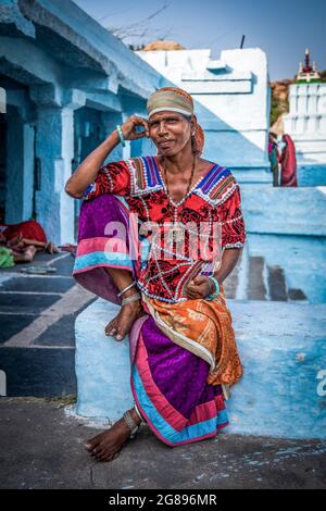 Hampi, Karnataka, Indien - 14. Januar 2020 : Porträt einer südindischen Frau in traditioneller Kleidung. Stockfoto