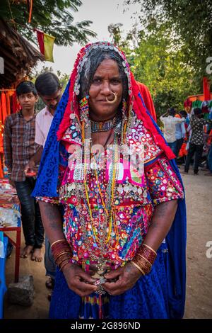 Hampi, Karnataka, Indien - 14. Januar 2020 : Porträt einer südindischen Frau in traditioneller Kleidung. Stockfoto