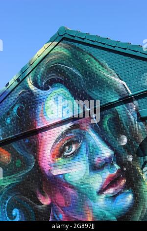 Rainbow Goddess von Mr Cenz, Street Art in New Brighton Merseyside, Großbritannien Stockfoto