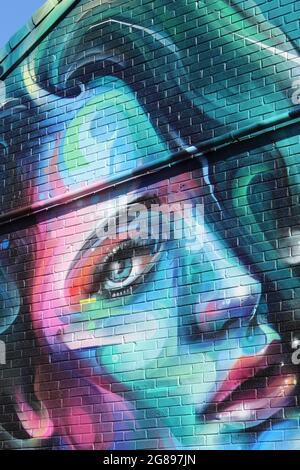 Rainbow Goddess von Mr Cenz, Street Art in New Brighton Merseyside, Großbritannien Stockfoto