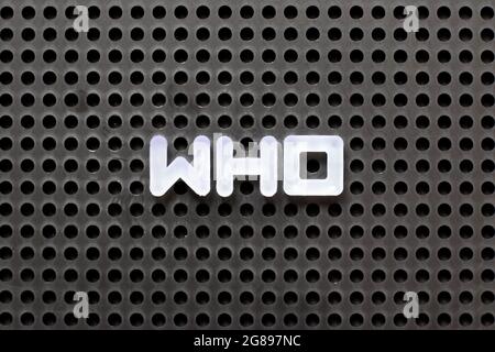 Schwarze Farbpegboard mit weißem Buchstaben in Word Who Stockfoto