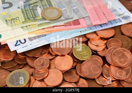 Ein Foto von Euro-Banknoten und -Münzen. Stockfoto