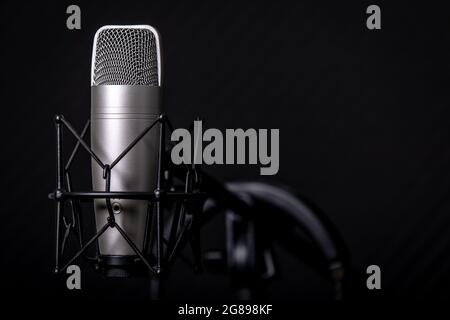 Ton- und Sprachaufnahme Studio mit niemand. Mikrofon im Vintage-Stil und Instrumente für Aufnahmen im Raum mit Geräuschreduzierung und Resonanz absorbieren Schaumstoff Stockfoto