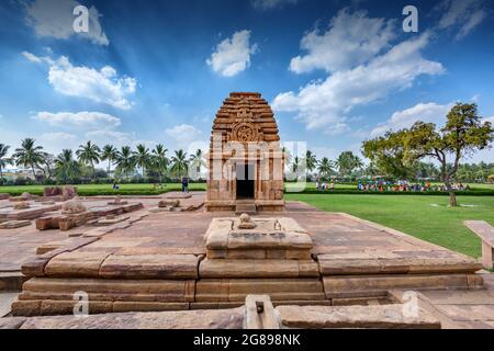 Pattadakal, Karnataka, Indien - 11. Januar 2020 : der Jambulingeshswara-Tempel am Pattadakal-Tempelkomplex aus dem 7.-8. Jahrhundert, dem frühen Stockfoto