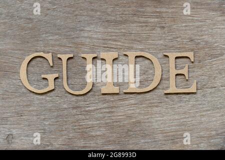 Alphabet Buchstaben in Wort Führer auf Holz Hintergrund Stockfoto