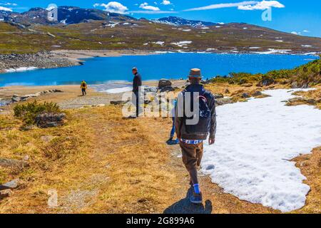 Viken Norwegen 09. Juni 2016 Wanderer und Touristen in rauer Landschaft des Vavatn Sees und der Berge im Sommer in Hemsedal Norwegen. Stockfoto