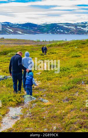 Viken Norwegen 09. Juni 2016 Wanderer und Touristen in rauer Landschaft des Vavatn Sees und der Berge im Sommer in Hemsedal Norwegen. Stockfoto