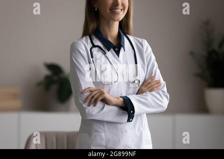 Glücklich lächelnde Ärztin, Krankenhausangestellte, Ärztin im Klinikbüro Stockfoto