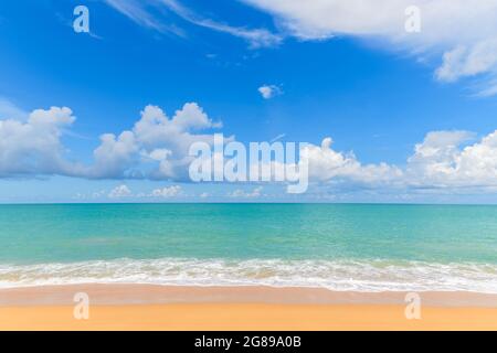 Schöner Strand und Meer mit Blue Sky Hintergrund am Mai Khao Beach Phuket, Thailand. Sonniger Tag Reisezeitkonzept. Stockfoto