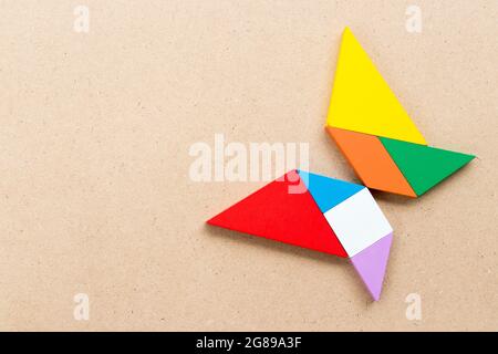 Farbe tangram Puzzle in butterfly Form auf Holz Hintergrund Stockfoto