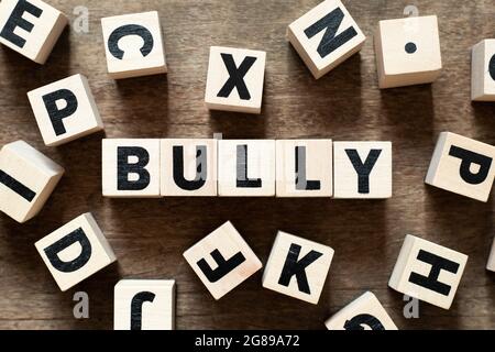 Holzbuchstabenblock in Wort Bully auf Holzhintergrund mit Ein anderes Alphabet Stockfoto