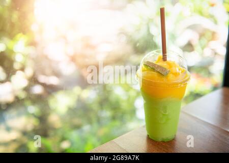 Melone und Mango Smoothie auf dem Tisch, Getränk Stockfoto