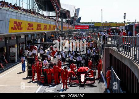 Silverstone, Großbritannien. Juli 2021. 16 LECLERC Charles (mco), Scuderia Ferrari SF21, in der Boxengasse während der roten Flagge während des Formel 1 Pirelli British Grand Prix 2021, 10. Lauf der FIA Formel 1 Weltmeisterschaft 2021 vom 16. Bis 18. Juli 2021 auf dem Silverstone Circuit, in Silverstone, Vereinigtes Königreich - Foto Antonin Vincent / DPPI Kredit: DPPI Media/Alamy Live News Stockfoto