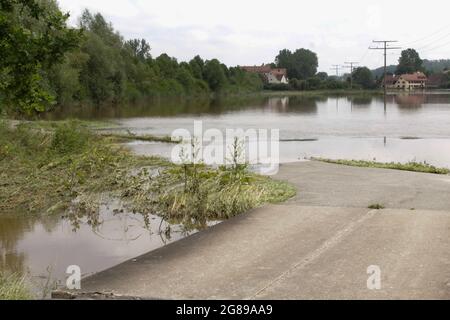 Überflutete Landschaft in Deutschland, Franken. Die Straße endet in der Ansammlung von Wasser des überfließenden Flusses Zenn nach schweren Regenfällen. Stockfoto