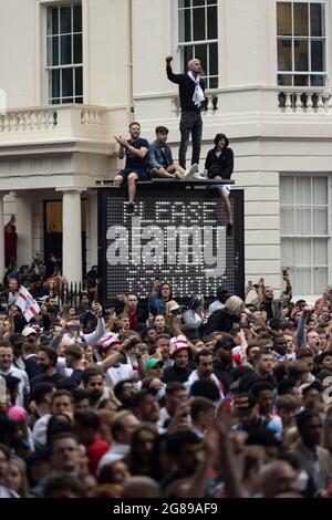 Menge englischer Fans außerhalb der Fanzone beim Finale der EM 2020 zwischen England und Italien, Trafalgar Square, London, 11. Juli 2021 Stockfoto