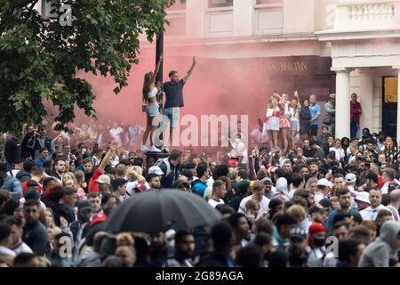 Menge englischer Fans außerhalb der Fanzone beim Finale der EM 2020 zwischen England und Italien, Trafalgar Square, London, 11. Juli 2021 Stockfoto