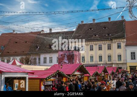 Sibiu, Rumänien - 16. November 2019. Blick auf den traditionellen Weihnachtsmarkt in der Altstadt von Sibiu, Siebenbürgen, Rumänien. Stockfoto