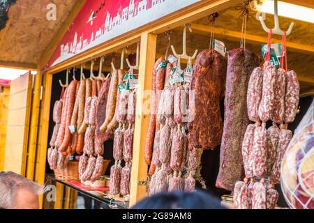 Sibiu, Rumänien - 16. November 2019. Blick auf den traditionellen Weihnachtsmarkt in der Altstadt von Sibiu, Siebenbürgen, Rumänien. Stockfoto