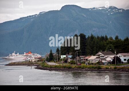 Petersburg, SE Alaska, Alaska Marine Highway Fähre in der Ferne Stockfoto