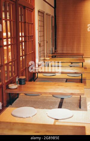 Traditionelles japanisches Machiya-Haus oder Ryokan-Restaurant mit Holztisch und Türen mit natürlichem, hellem Licht Stockfoto