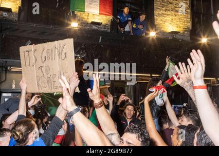 Italienische Fans feiern den Sieg im Finale der EM 2020 zwischen England und Italien vor dem Little Italy Restaurant, London, 11. Juli 2021 Stockfoto