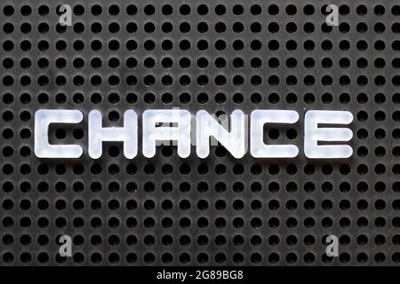 Schwarze Tafel mit weißem Buchstaben in Wort Chance Stockfoto