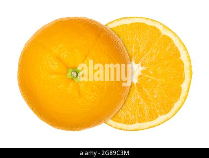 Orangefarbener Schnitt in zwei Hälften, beide Hälften seitlich versetzt, von oben, isoliert über Weiß. Reife Valencia Orange mit Querschnitt. Citrus sinensis. Stockfoto