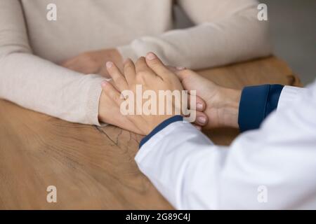 Hände des Arztes im weißen Mantel, Krankenschwester, Sanitäter Stockfoto