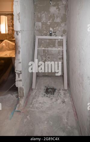 Blick auf ein entkuttes Badezimmer, in dem ein großer Wasserschaden aufgetreten ist. Einige der alten Objekte sind noch vorhanden Stockfoto